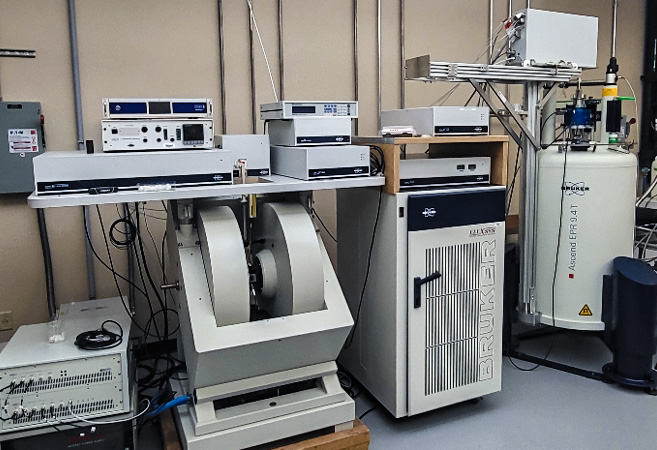 Bruker ELEXSYS E580 and E780 EPR system