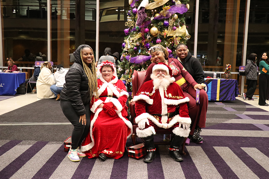 students with Santa and Mrs. Claus