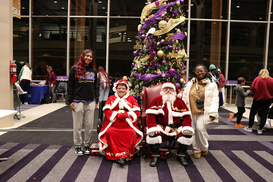 students with Santa and Mrs. Claus
