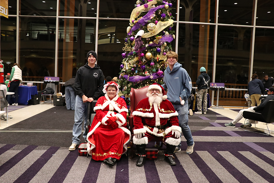students with Santa and Mrs. Claus